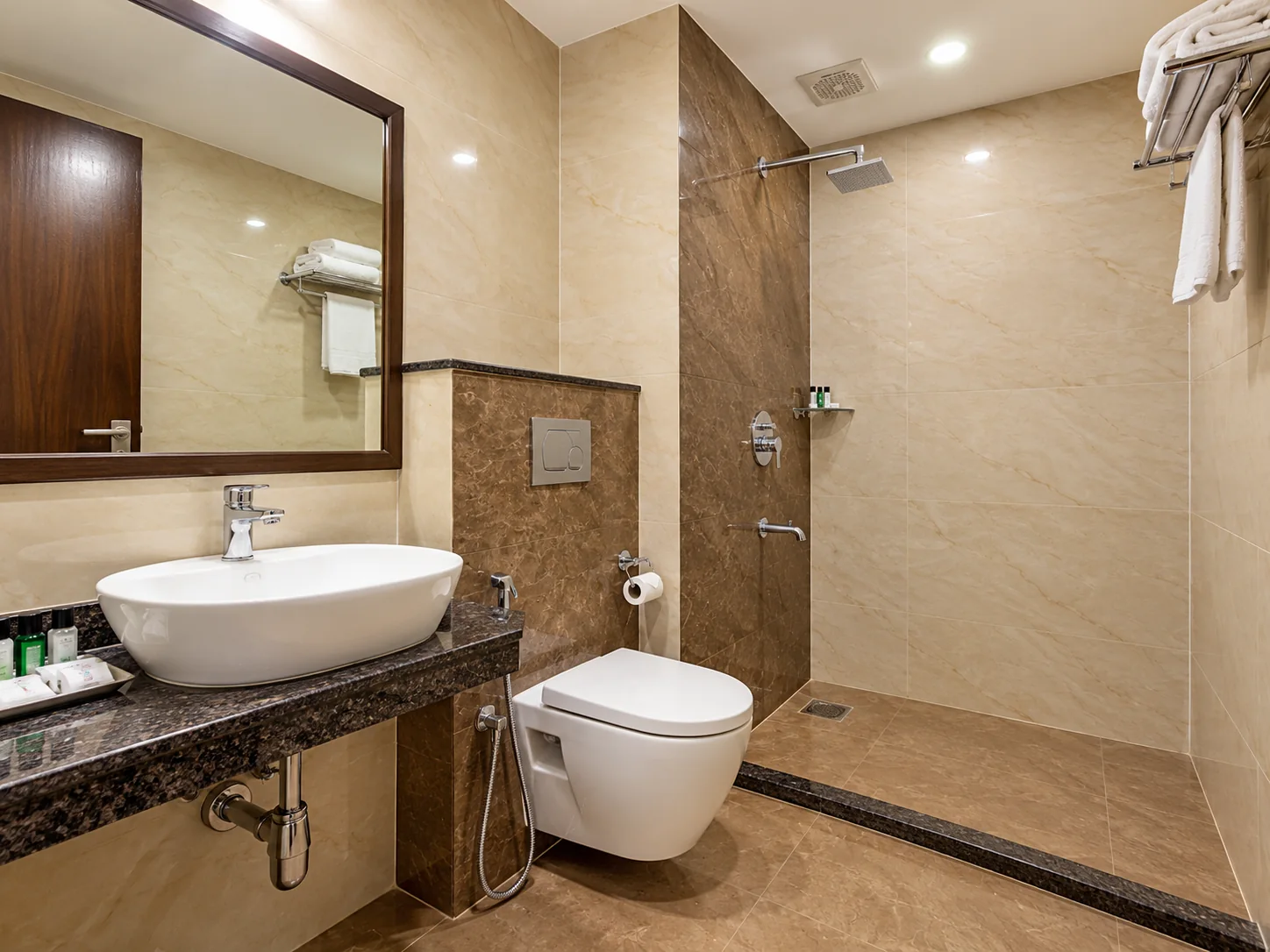 SUPER DELUXE ROOM 4 BED — bathroom